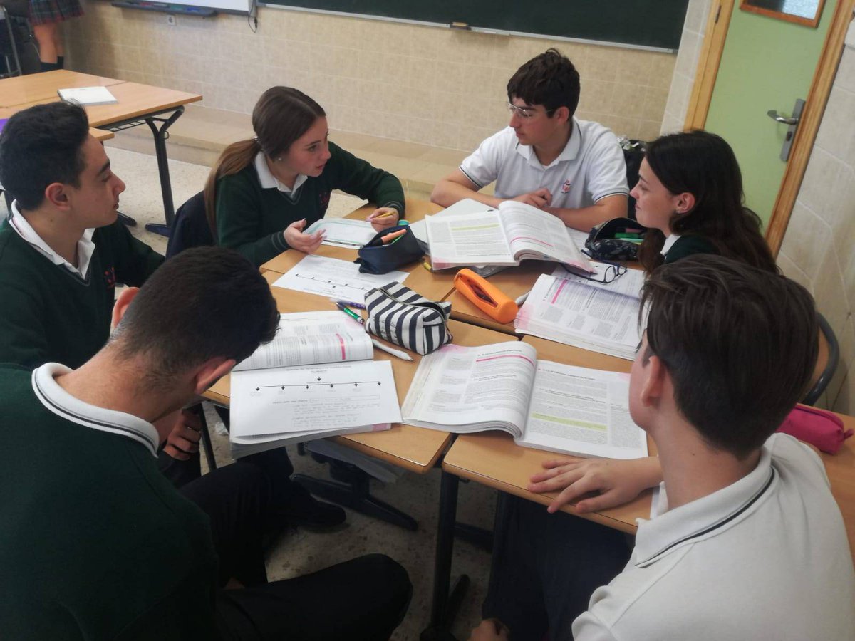 JesuitinasElche's tweet photo. En 1° de BACH de Economía estudiamos Los Fallos de Mercado con rutinas y destrezas de pensamiento.💡🤯🖋«TODO-PARTE»💡💡«COLOR-SIMBOLO-IMAGEN» ❓
#RutinasPensamiento
#TrabajoCooperativo
#FallosDeMercado
#Economía
#SomosJesuitinas #EnREDadosPorUnMismoSueño https://t.co/nhm0nFwkrx