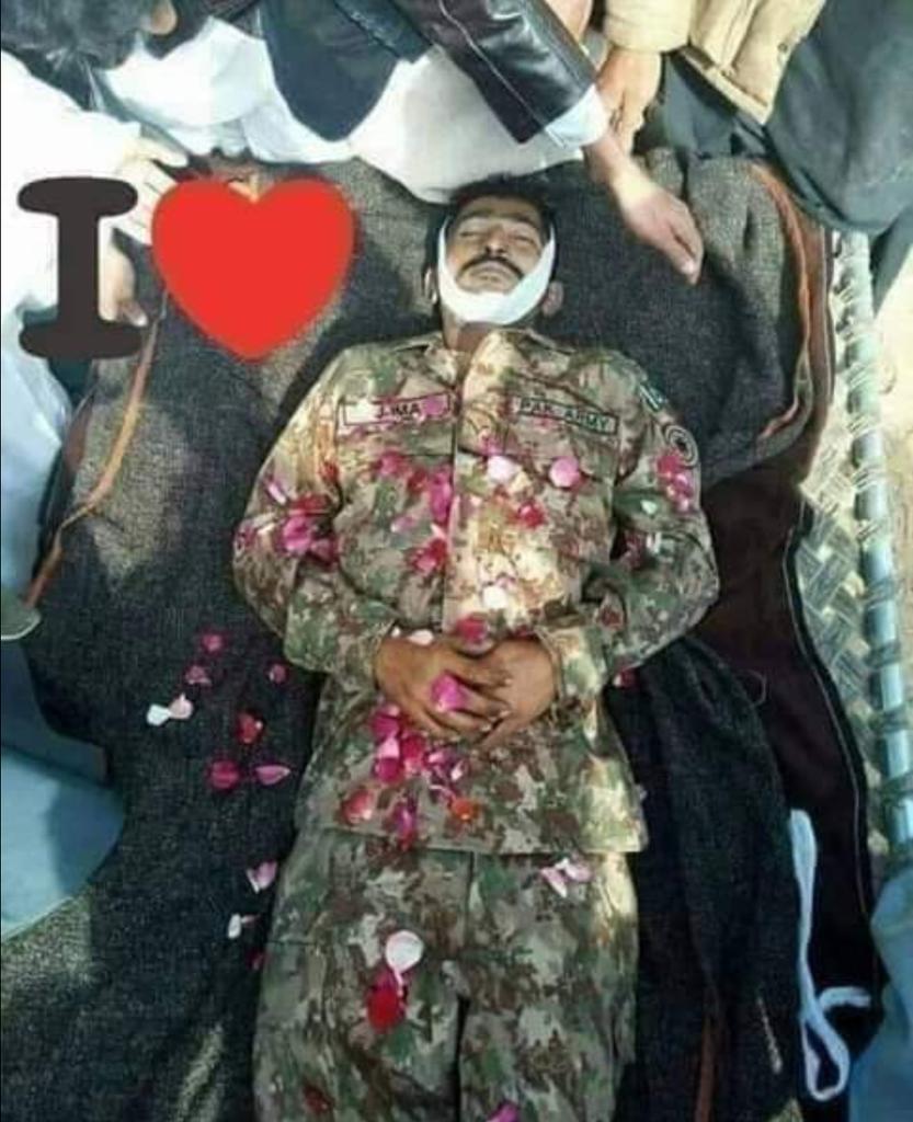 ChudhryFiza's tweet photo. جن گھروں سے شہیدوں کے جنازے اٹھتے ہیں ان سے پوچھیں وطن کی مٹی کی قدر ۔ ۔ 
اللہ پاک شہید کے درجات بلند فرمایے 
آمین ۔ ۔ 
💔💔 https://t.co/sGdiEGa2W8