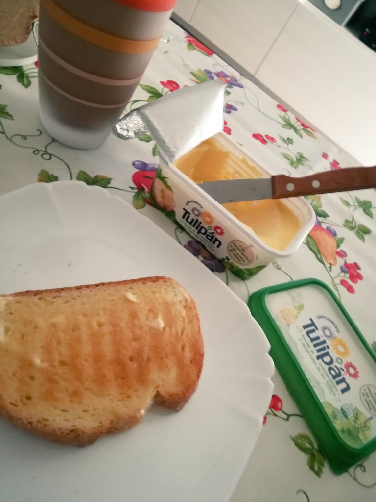 Bea_delpior's tweet photo. #TulipanSimplemente es una margarina vegana, sin aceite de palma, sin gluten y sin lactosa. Ideal para un desayuno sano y nutritivo @KuvutES https://t.co/soxIhbdvAL