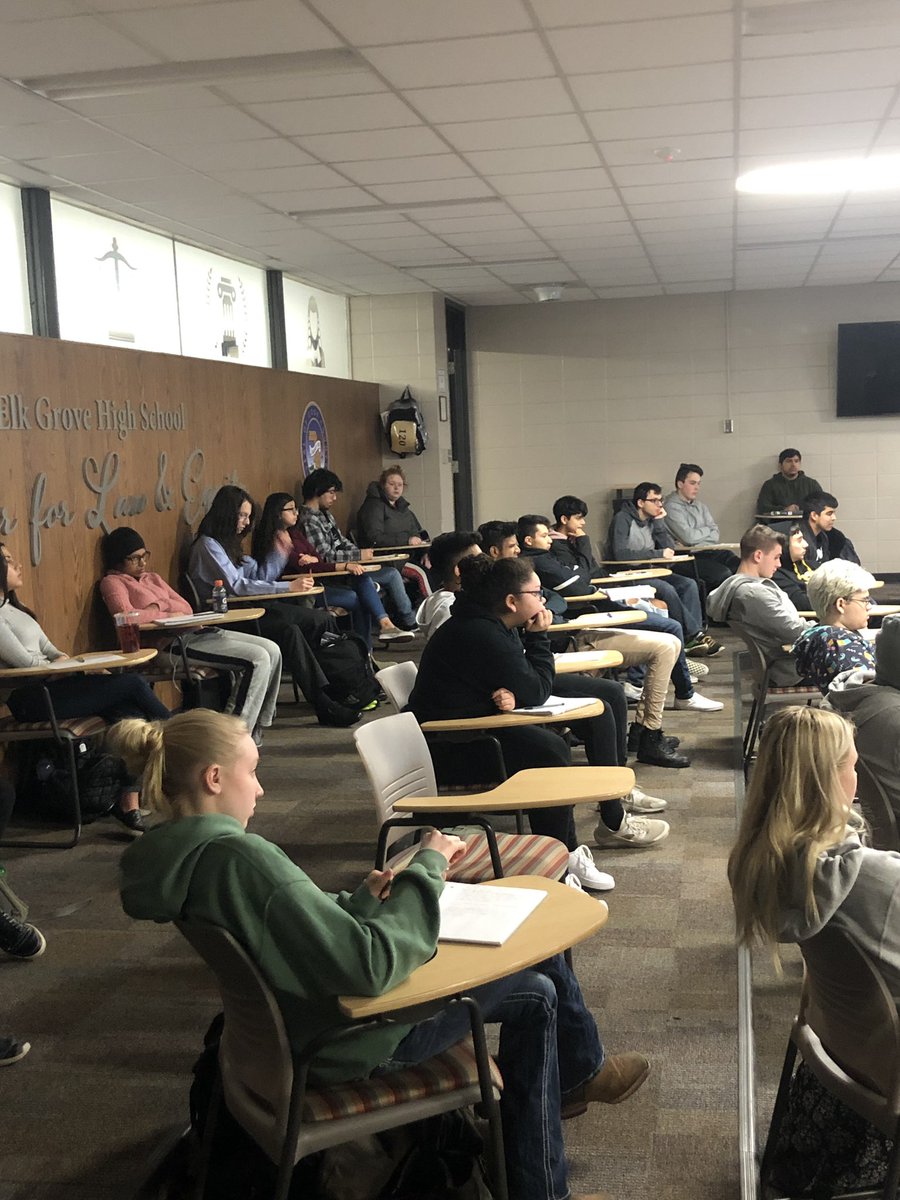 EG_Keeley's tweet photo. Thank you Prof. Taylor for coming from @eiu to present to our #Comp101 students about argumentation! Great introduction to our next unit! #WeAreEG https://t.co/yTYekihUSH