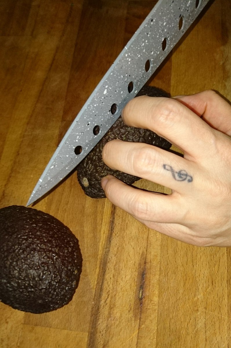 KelliehWildcat's tweet photo. May the Force be with me and keep me from chopping my fingers off @TroyBakerVA style! This new knife is freakishly sharp and I swear the avocados are planning something. The kids are ready to call 911 (well, it's 112 here...). #notamasterchef https://t.co/IAeZda1pIi