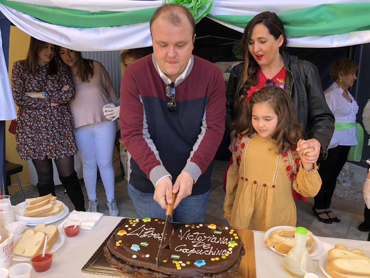 MariaDeLaTorr's tweet photo. Celebrando el día de Andalucía 💚⚪️💚
en la AAVV Victoriana de Capuchinos, con un desayuno andaluz!!!
Muchísimas gracias @AAVVvictoriana 
Pepe por la invitación, un disfrute compartir estos ratitos contigo y con las voluntarias tan estupendas que tienes.
#28F #Andalucía #Málaga https://t.co/fNdfjzCC0X