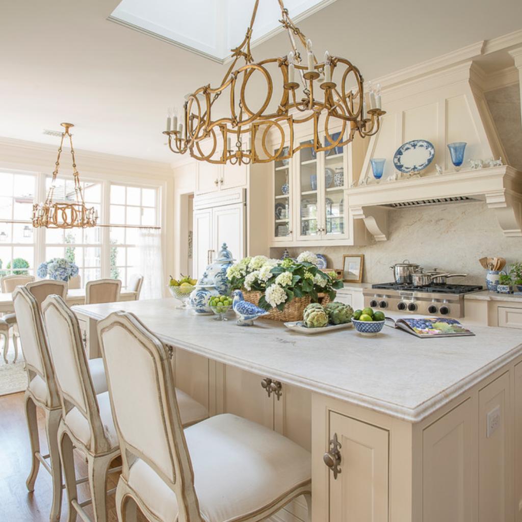 When you choose the right colors and materials, your kitchen will never be out of style. Love #traditionalkitchens 😍 
At Home Art Tile we have an exquisite collection of timeless kitchen cabinets and countertops. Take a sneak peek here: buff.ly/2CumnIZ 

📷 V Fine Homes