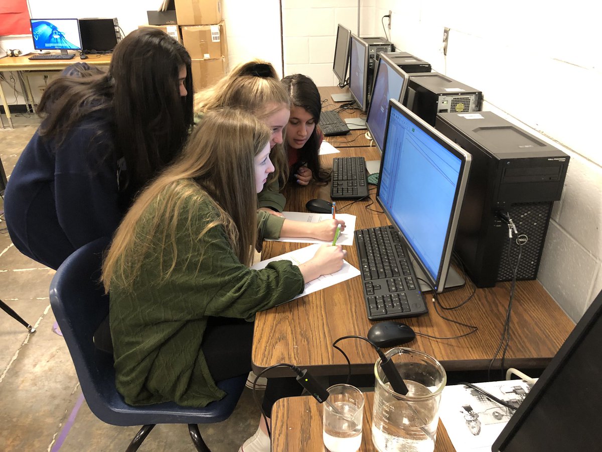 JoniMyler's tweet photo. 8th Grade Medical Detective students were comparing cooling rates to solve a murder mystery. So cool! @HTMSCobb #CobbDLDay #CobbInTech #DLDay #htmspride https://t.co/H1aFwSd7yg