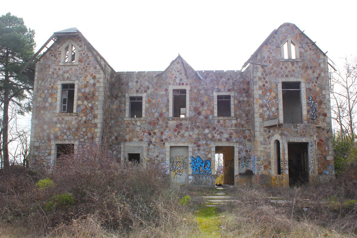 mdparazamora's tweet photo. Estación abandonada de Losacio. Situada en el punto kilométrico 39.939 de la línea convencional Zamora-Orense.

#fotografía #estación #ferrocarril #zamora #regiónleonesa #españa #vacía #patrimonio #arquitectura #comarcas #tierradealba #railways #abandoned #train #station https://t.co/ABiETdy242