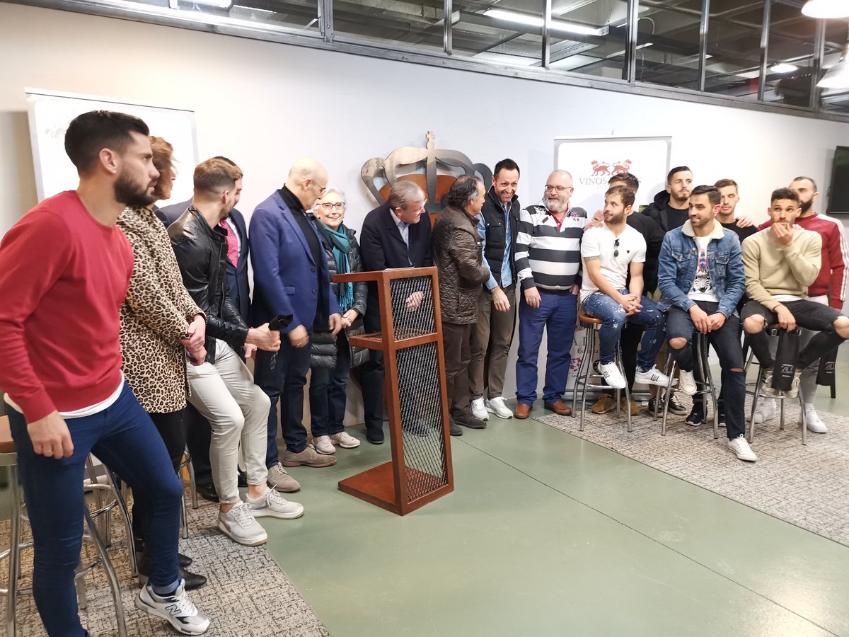 VILELaFinca's tweet photo. Presentación de los vinos @crdoleon de @vilelafinca como patrocinador @cydleonesasad. Gracias al club, #almom,  @cerlesaleon #hosteleros, @antoniosilvan_leon   y #leoneses por acompañarnos en este día tan especial. 
. 
. 
. 
. 
#albarin, #Prietopicudo #Idoleon #vinosdeleon https://t.co/j43uchPMM3