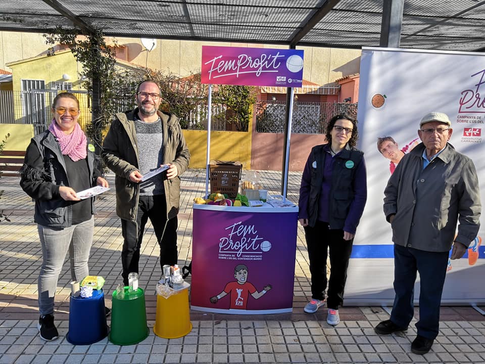SostenibilitatV's tweet photo. La campanya #FemProfit de l'orgànica visita el mercat de #Vinalesa

🍑Fruita i verdura🍗 Carn i ossos 🐟 Peix i espines 🥚🥜 Closques d’ou i fruits secs 🦀 Closques i petxines de marisc ☕ Pòsits de café i infusions 
🥗 Restes de menjar  🥪 Paper de cuina brut 🌻 Plantes 🍾 Suro https://t.co/BDbkC5HiWz