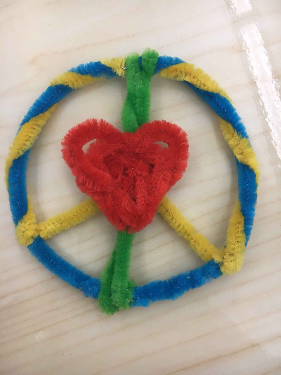 crystal_klose's tweet image. Great use of silent fidget toys! #PeaceSignsProject made by @2kw0608
