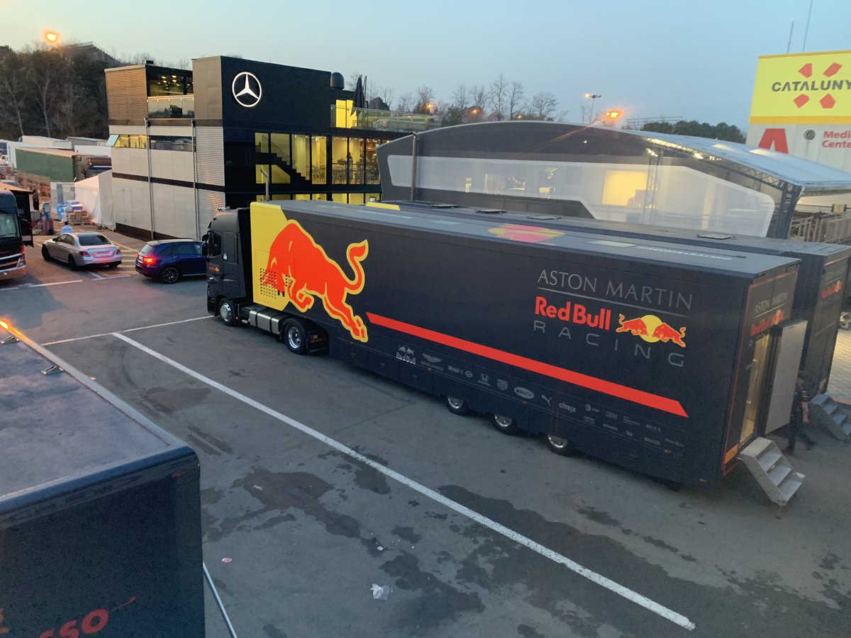 Red Bull recolhendo tudo. Vai ausentar-se amanhã?? Horner diz que não. Mas a sensação de tudo o paddock é que a Red Bull não vai estar na pista... #GPnaF1
