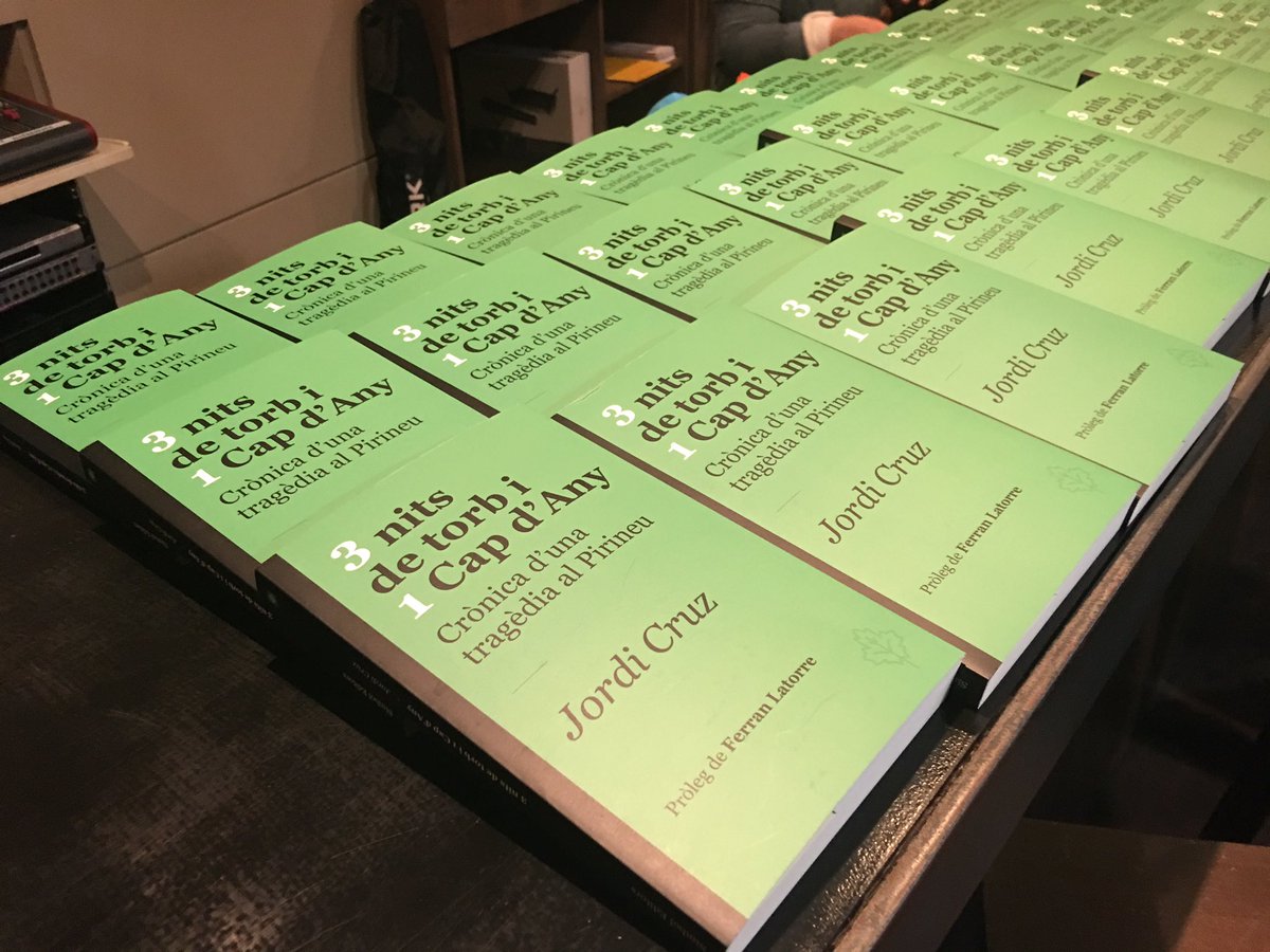 Comencem la presentació del llibre del Jordi Cruz “3 nits de torb i 1 cap d’any” (<a href="/simbol_editors/">Símbol Editors</a>), coorganitzada amb el <a href="/FemCECB/">CECB</a>.
L’Espai Òmnium ben ple!