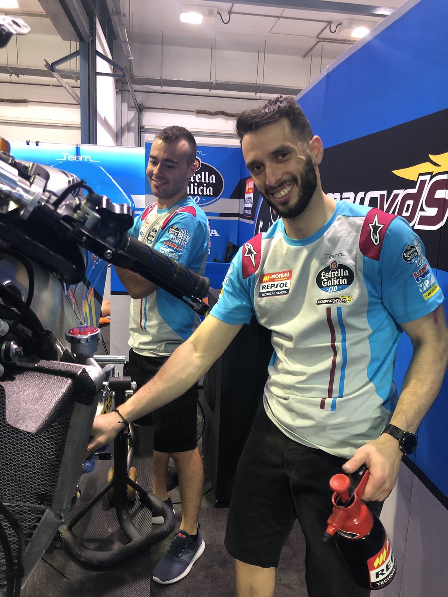 MonlauMotul's tweet photo. Ya en #Qatar con todo listo y preparado para comenzar los #testirta #moto3!!! Día de set up ✔️#teamestrellagalicia00moto3 https://t.co/6kAzXCvBEq