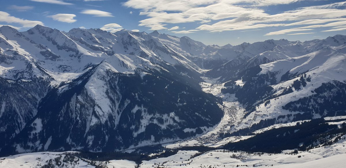 SoerenMuench's tweet photo. 5. Skitag #Mayrhofen #Penken in @tirol 

Schwarze 12 ausprobiert. Test für die #Harakiri bestanden. 😄

Geniale Aussicht auf der 66 #Panoramaabfahrt vom #Rastkogel zurück auf #Tuxertal und #Hintertuxer #Gletscher!

#somuessenbergesein

@zillertal_at @Mayrhofen @HintertuxAt https://t.co/hzN1gI4O0Z