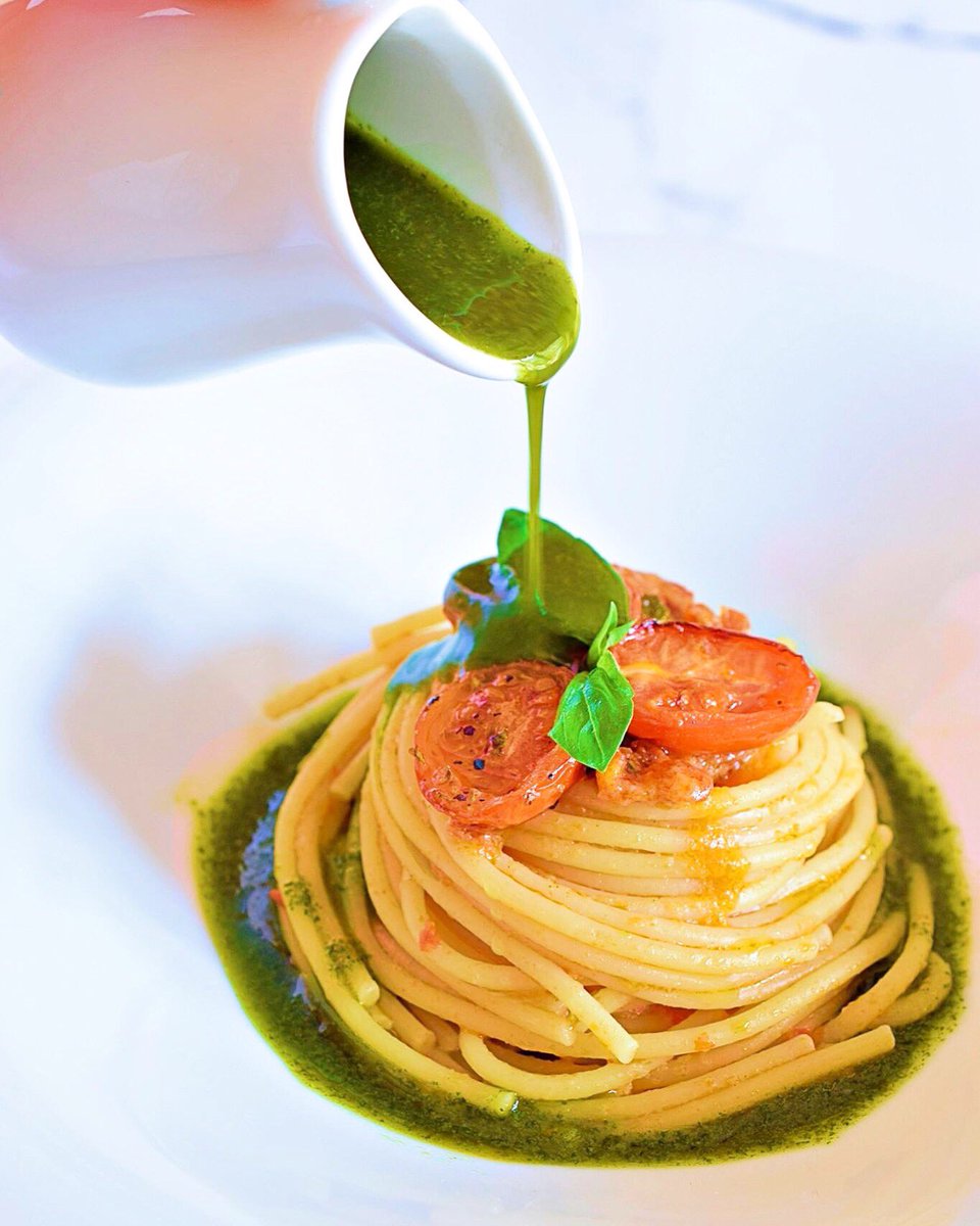 Spaghetti ai 3 pomodori: crudo, secco e confit con clorofilla di basilico... #spaghetti #pastadigragnano #pastadimartino #pastalover #barilla #dececco #ricette #chef