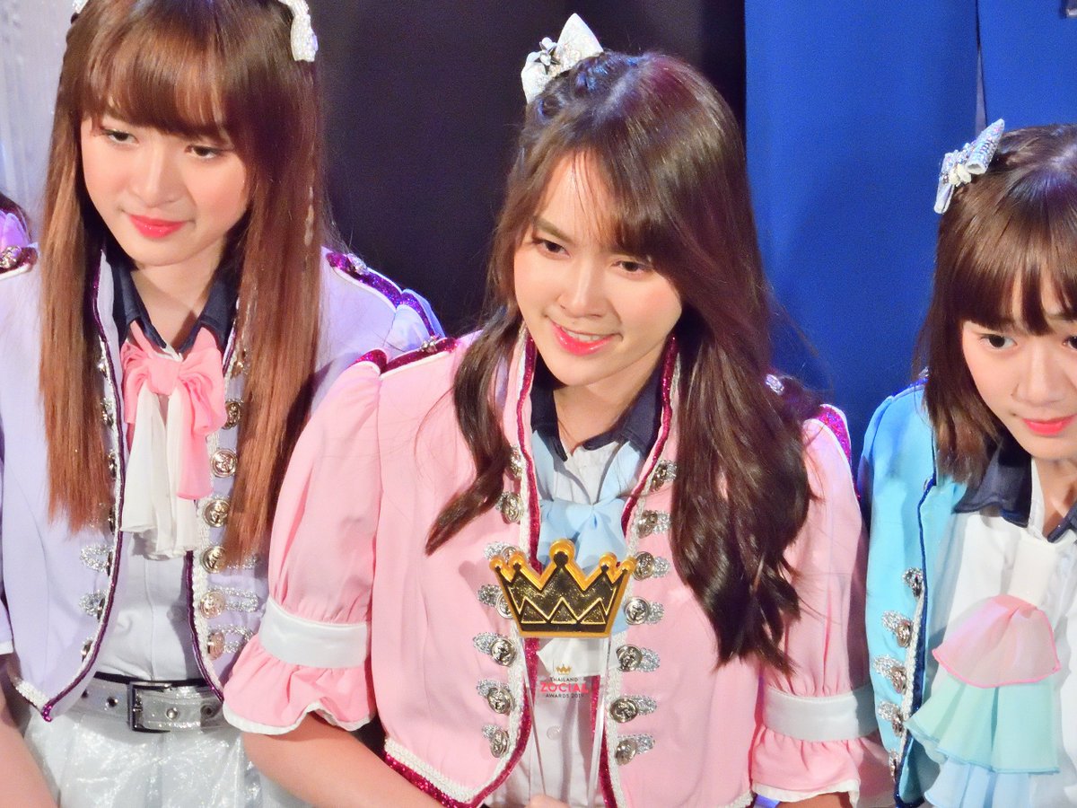 aelzard_grazel's tweet photo. #AomBNK48 #MairaBNK48 #NikyBNK48 #RatahBNK48 #MyyuBNK48
#StangBNK48 #OomBNK48
#ThailandZocialAwards #TZA2019 #ROLLINGYOURDATA https://t.co/OFFrtZ2TjO