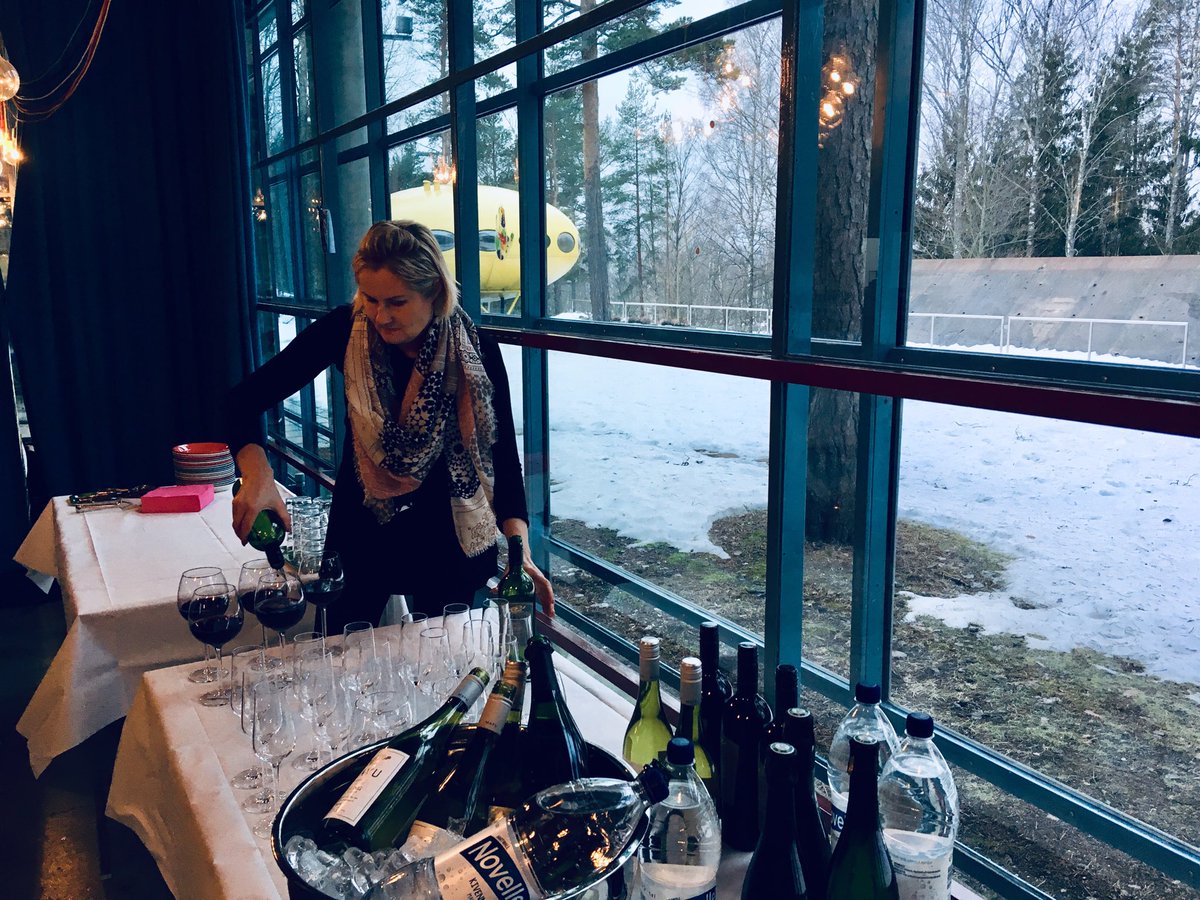 KatjaLindroos's tweet photo. Kohta alkaa Innovarch ⁦@VahanenYhtiot⁩ #opettajainfo ✨ paikkana ⁦@emmamuseum⁩ #lähiöfest2019 #citylearning #pääkumppani https://t.co/9mTtaeHVtS
