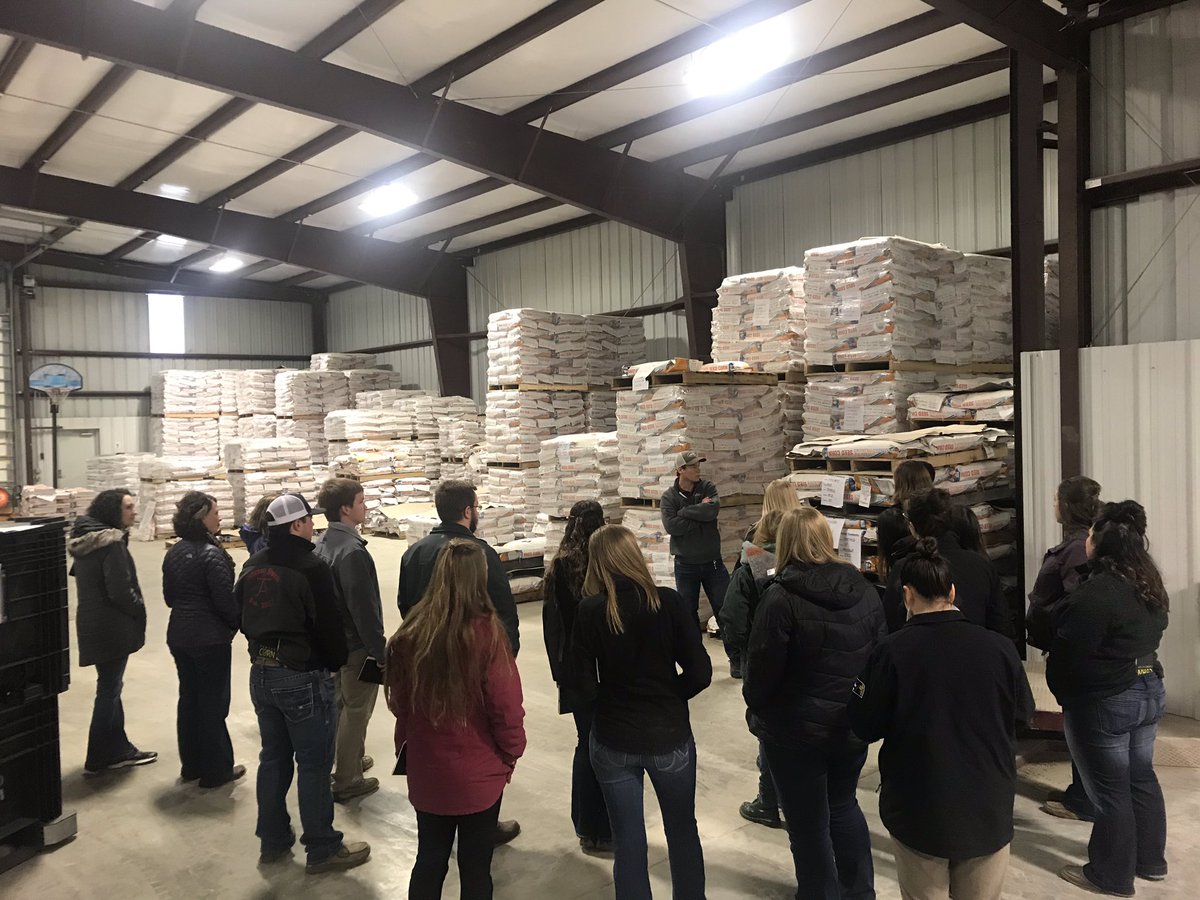 ulmerjon's tweet photo. First stop on our Student Teacher Your a High Impact Learning Opportunity (HILO). Midland Seeds. #KSCornHILO19 https://t.co/EUIf9r3Lw4
