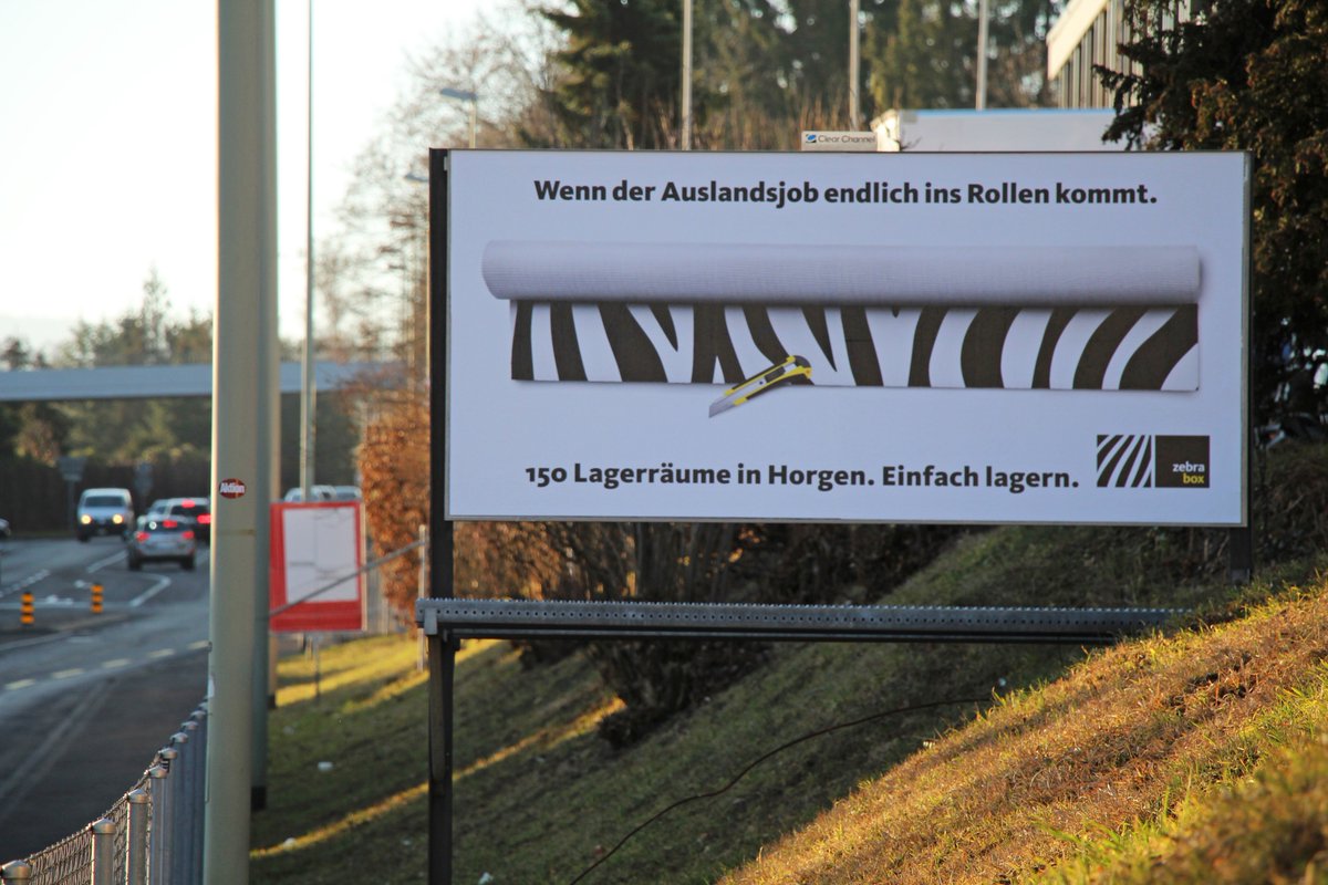 zebraboxCH's tweet photo. Die Zebras sind los! Keine Angst, es ist keins aus dem @zoozuerich ausgebüxt 😉 
Jedoch zieren einige gestreifte Zeitgenossen ab dieser Woche diverse Plakatstellen in der Region Zürich. Habt ihr schon eines gesichtet? 

#selfstorage #einfachlagern #campaign https://t.co/s24VP4jAKK