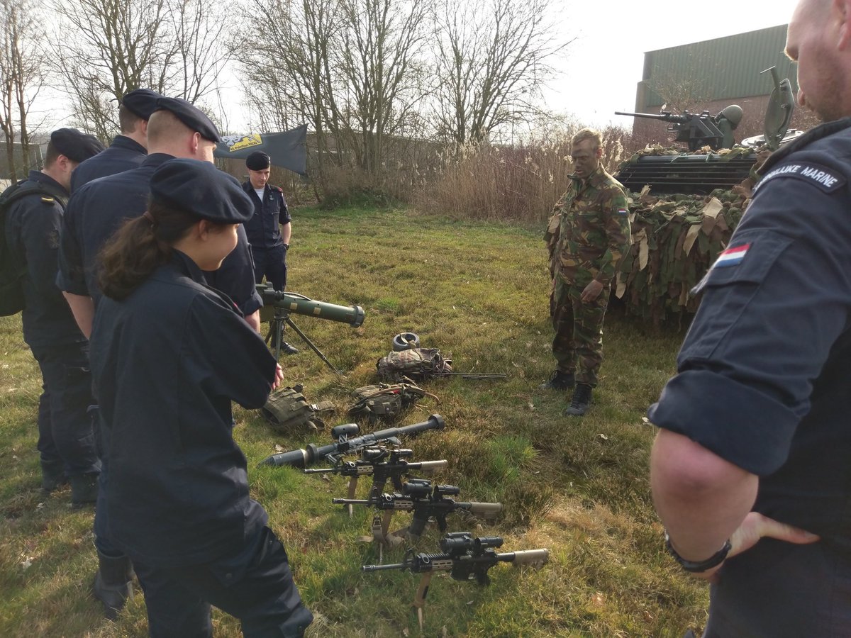 HJBos82's tweet image. Op bezoek bij 43 Gemechaniseerde Brigade. Vorig jaar waren ze bij ons om een dag mee te varen, en vandaag is het onze beurt om even &quot;in de keuken te kijken&quot; bij onze groene collega&apos;s. #kruisbestuiving @kon_marine @landmacht #wederzijdsrespect