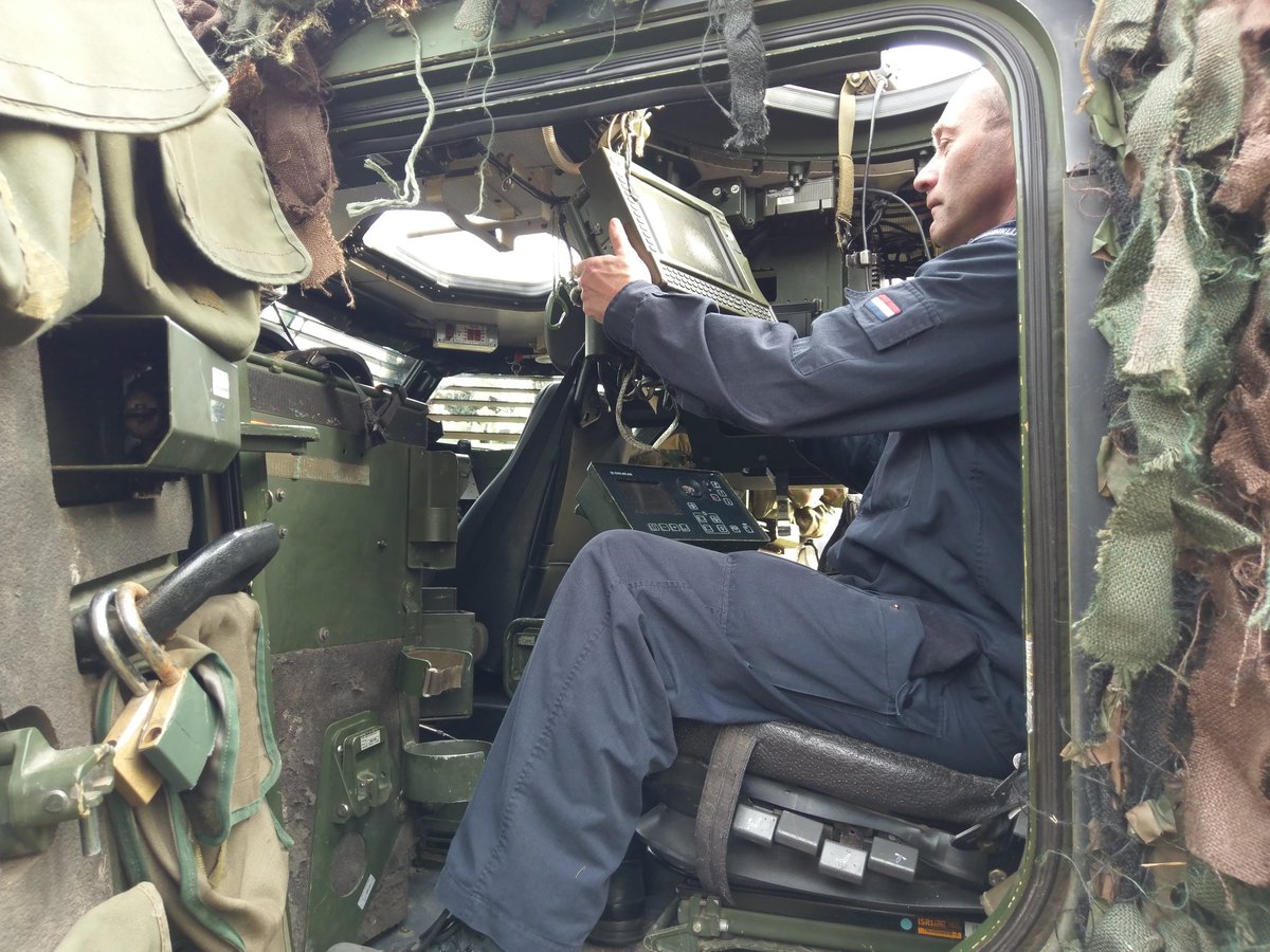 HJBos82's tweet image. Op bezoek bij 43 Gemechaniseerde Brigade. Vorig jaar waren ze bij ons om een dag mee te varen, en vandaag is het onze beurt om even &quot;in de keuken te kijken&quot; bij onze groene collega&apos;s. #kruisbestuiving @kon_marine @landmacht #wederzijdsrespect