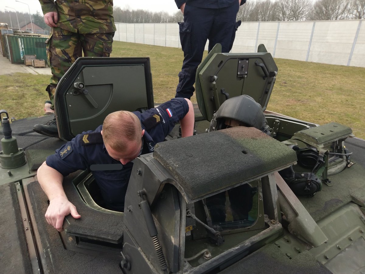 HJBos82's tweet image. Op bezoek bij 43 Gemechaniseerde Brigade. Vorig jaar waren ze bij ons om een dag mee te varen, en vandaag is het onze beurt om even &quot;in de keuken te kijken&quot; bij onze groene collega&apos;s. #kruisbestuiving @kon_marine @landmacht #wederzijdsrespect