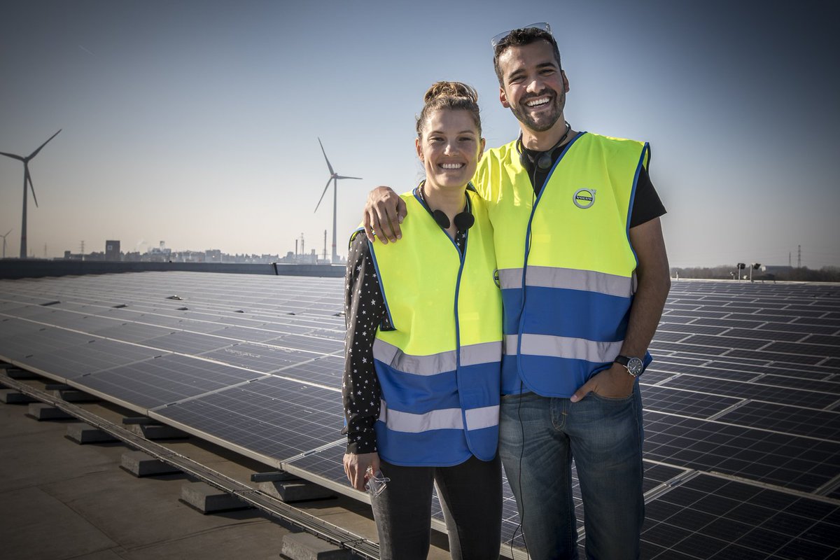 Welkom Volvo-ambassadeurs <a href="/evivanacker/">Evi Van Acker</a> en Jonathan Kubben! Believers en getuigen van onze inspanningen rond duurzaamheid: de zonnepanelen op de Volvo-daken produceren jaarlijks meer dan 5% van het totale elektriciteitsverbruik van de fabriek.