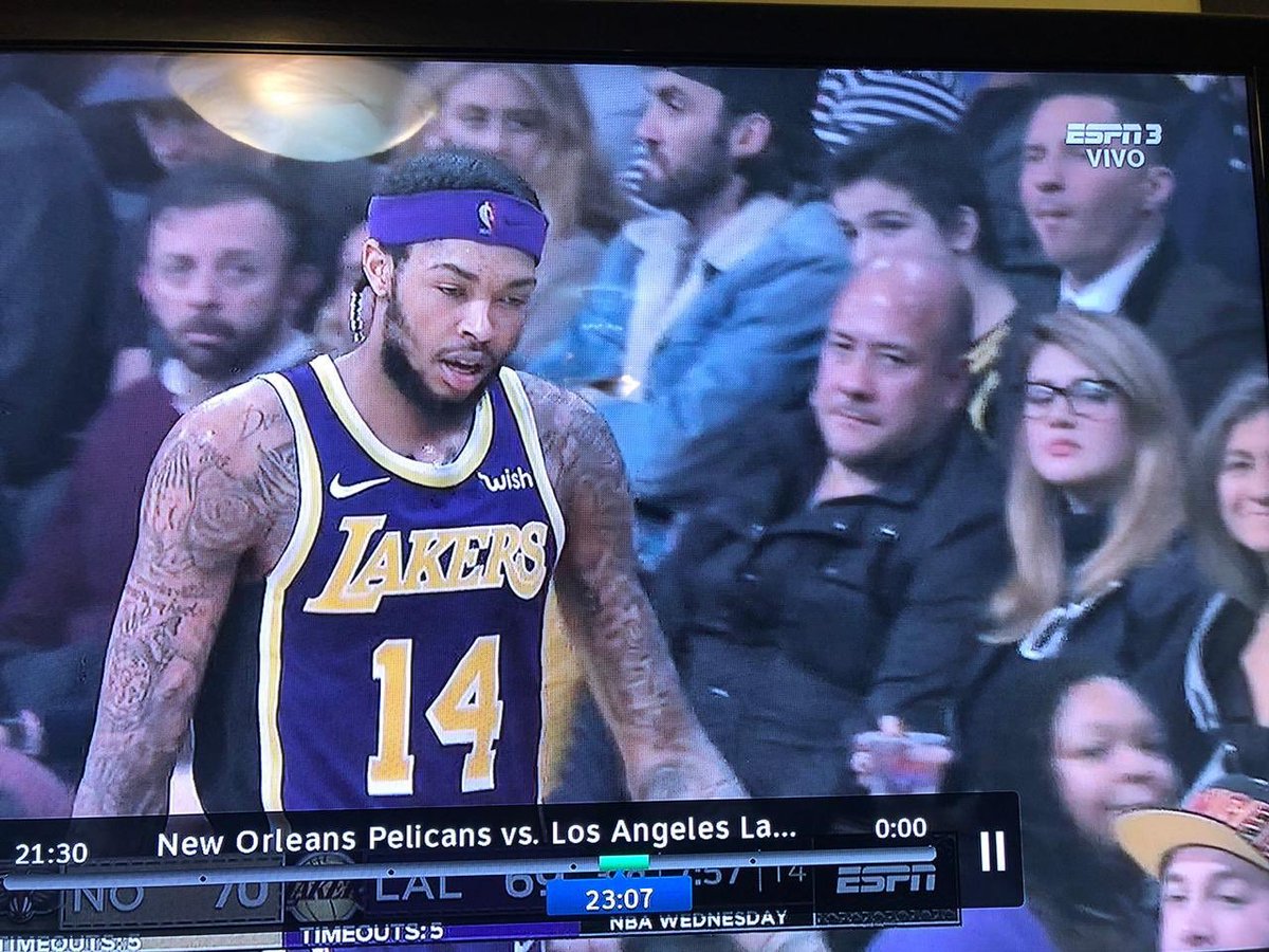 HugoReneOficial's tweet photo. Ayer hubo más de 10 homicidios en zona metropolitana y otros más en el interior del Estado, mientras tanto y sin preocupación nuestro Gobernador disfrutaba en primera fila del partido de los Lakers en Los Ángeles. @EnriqueAlfaroR @ramirohdezg @mariana_fdzr @PRIJALOFICIAL https://t.co/7ilCAhWvQW