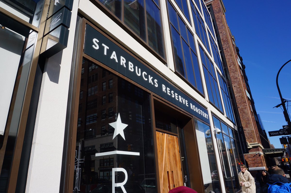 BrainiYak89's tweet photo. Doch bevor es zum #highlinepark geht, erst nochmal ein Zwischenstopp beim #starbucksreserve ☕️ #geilesTeil #coffeetime https://t.co/rmGrEyRsfH