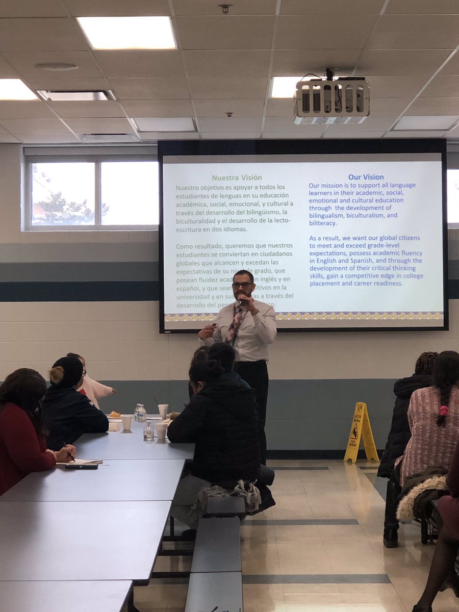 NGBurgos's tweet photo. Heriberto García, el Director de la escuela Columbus West, promoviendo el programa dual para el próximo año escolar.  Mr. Heriberto Garcia, principal at Columbus West, promoting Dual Language for the upcoming school year! @D99Cicero #orgullo99 #ilumina99 #duallanguageparentforums https://t.co/wJb1c2jOYx