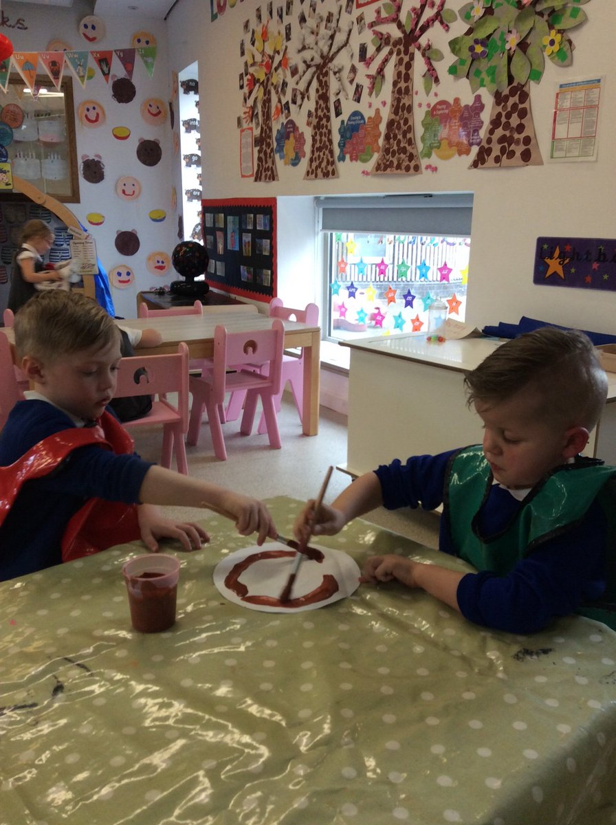 EYJesmondG's tweet photo. Having fun doing some afternoon craft! #afternooncraft #glueandpaint #messyfun https://t.co/RMVYjtS28p