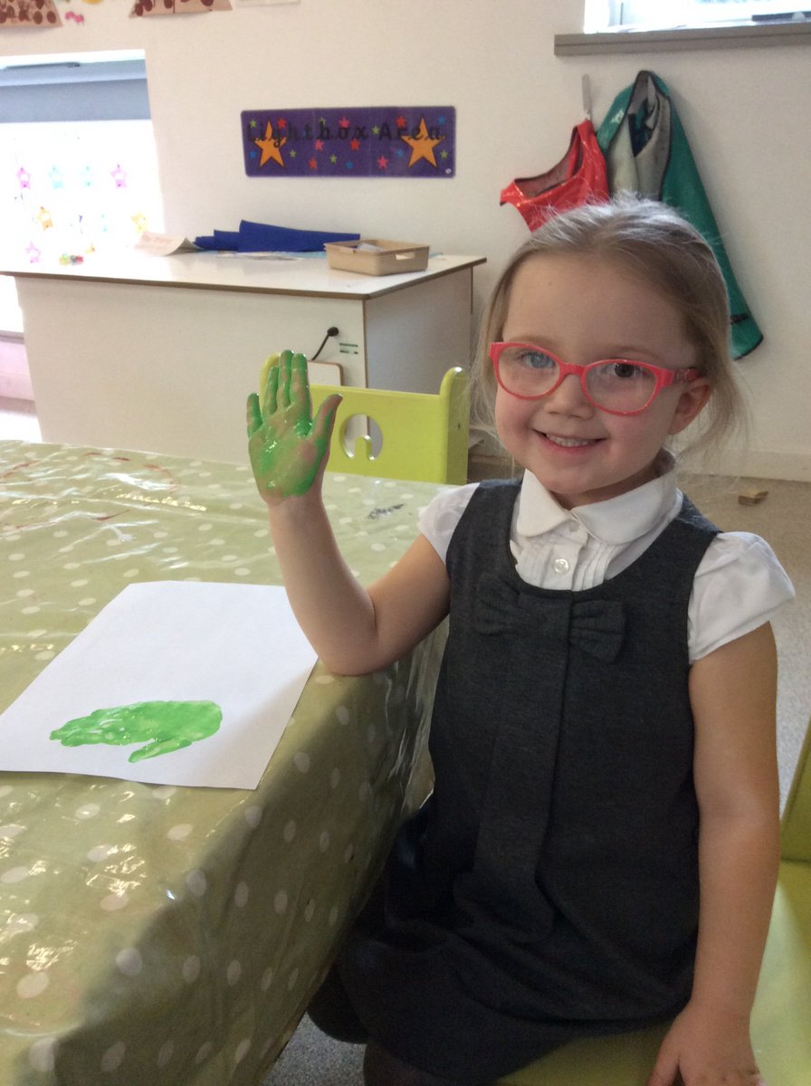 EYJesmondG's tweet photo. Having fun doing some afternoon craft! #afternooncraft #glueandpaint #messyfun https://t.co/RMVYjtS28p