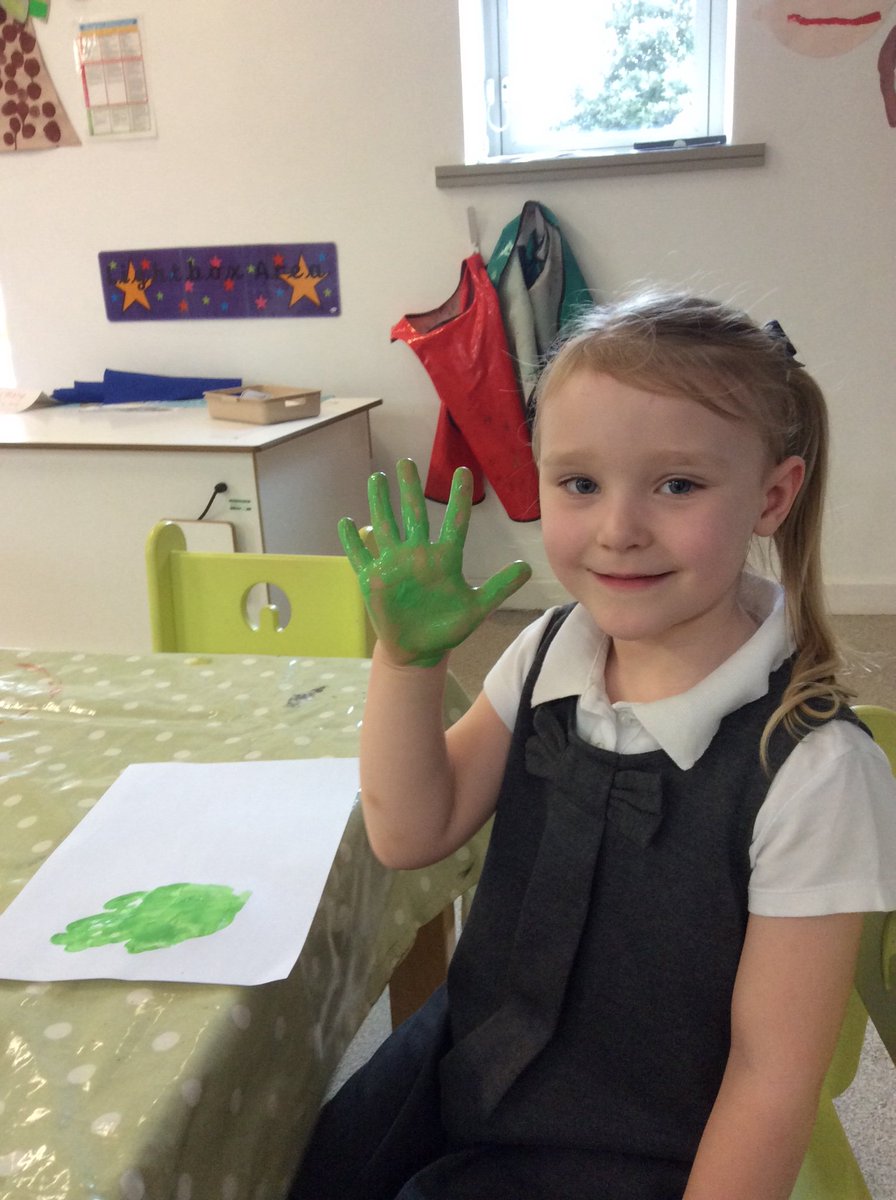 EYJesmondG's tweet photo. Having fun doing some afternoon craft! #afternooncraft #glueandpaint #messyfun https://t.co/RMVYjtS28p