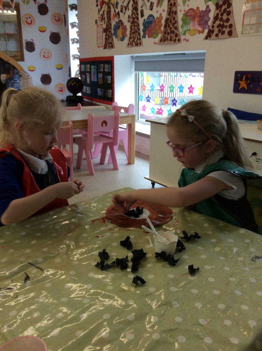EYJesmondG's tweet photo. Having fun doing some afternoon craft! #afternooncraft #glueandpaint #messyfun https://t.co/RMVYjtS28p
