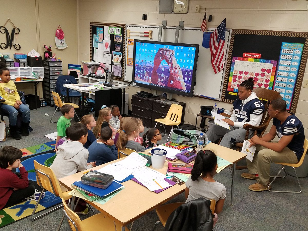 SunnysideDCPS's tweet photo. DHS football players stopped by today. They discussed the importance of working hard in school and shared a book with each class. #DeepRootsGreatHeights https://t.co/46jJvPkwW7