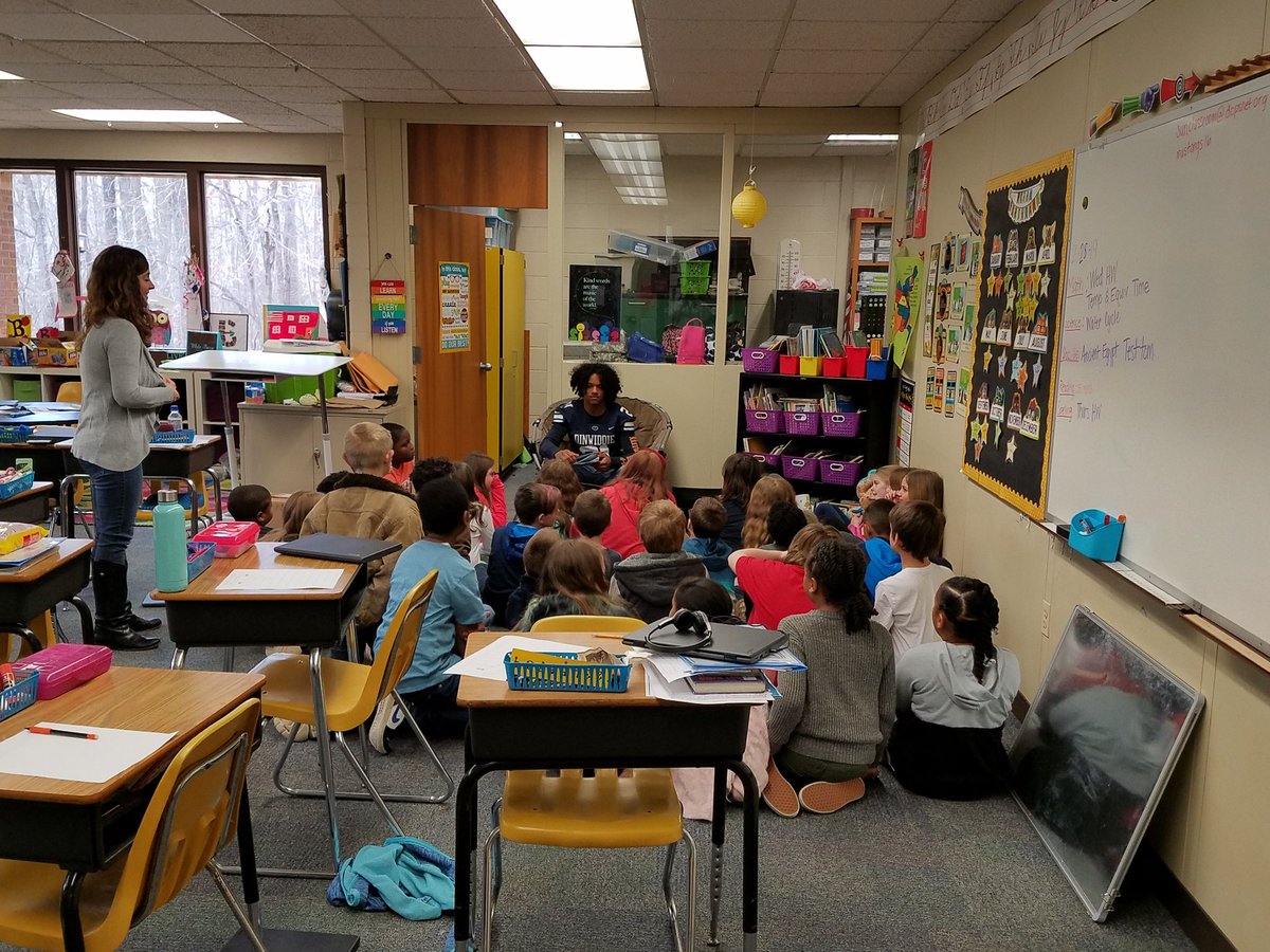 SunnysideDCPS's tweet photo. DHS football players stopped by today. They discussed the importance of working hard in school and shared a book with each class. #DeepRootsGreatHeights https://t.co/46jJvPkwW7