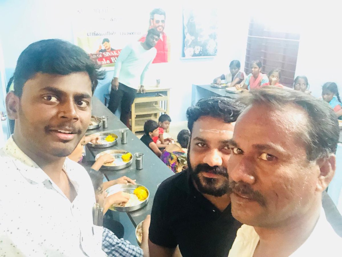 Marisiva17's tweet photo. 🌹விஸ்வாசம் படத்தின் 50 நாள் வெற்றி கொண்டாடமாக மண்ணிற்கு உணவுவாக மரம் விதைத்தோம் இரவு கடவுளின் குழந்தைகளுக்கு ஒரு வேலை விருந்தளித்தோம் 🔥Head of Sivakasi Thala bloods🔥என்றும் தலயின் வழியில் நாங்கள்🌹 https://t.co/EgnwNz2QN8