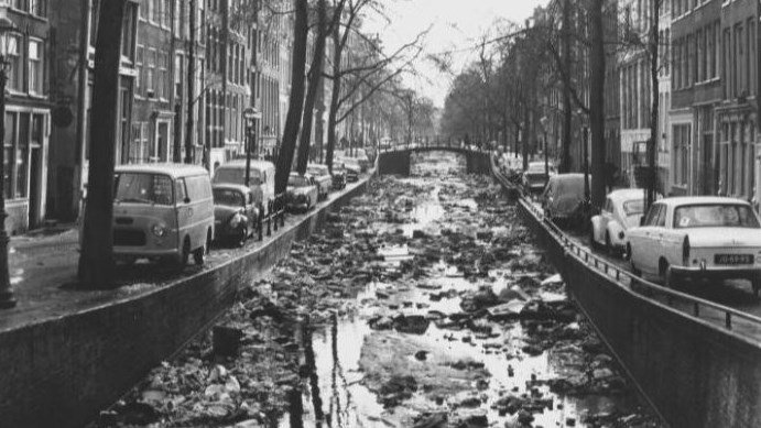 ortjens's tweet image. When people say &quot;I miss the good old days&quot;, and you show them a horrifying picture of the #Amsterdam channels in 1963.