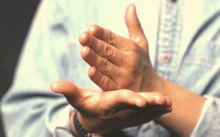 lexicon_gr's tweet image. ~#χ͟ε͟ι͟ρ͟ο͟μ͟ο͟ρ͟φ͟ή~
(στη #νοηματική γλώσσα) κάθε ένα από τα σχήματα τής παλάμης και των δακτύλων που αντιστοιχούν σε συγκεκριμένο νόημα.
[ΕΤΥΜ. Μεταφρ. δάνειο από αγγλ. #handshape].
[Από την επικείμενη 5η έκδ. του Λεξικού της ΝΕ #γλώσσας] #Μπαμπινιώτης #dictionary #γλώσσα