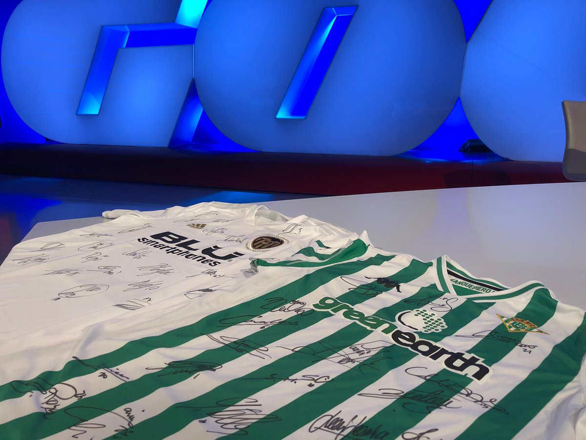 bar_tv's tweet image. 🎁 REGALAZO 🎁 

👕 ¿Quieres la camiseta del @ValenciaCF o del @RealBetis?

✍ ¡Firmadas por las plantillas!

❤ Sigue a @Gol 

🔄 Haz RT

🔝 Dinos qué camiseta quieres junto al HT #ValenciaBetisEnGol 

🎖 Un ganador por elástica

👀 A las 21h en GOL 👉🏽  gol.lc/9fgsl