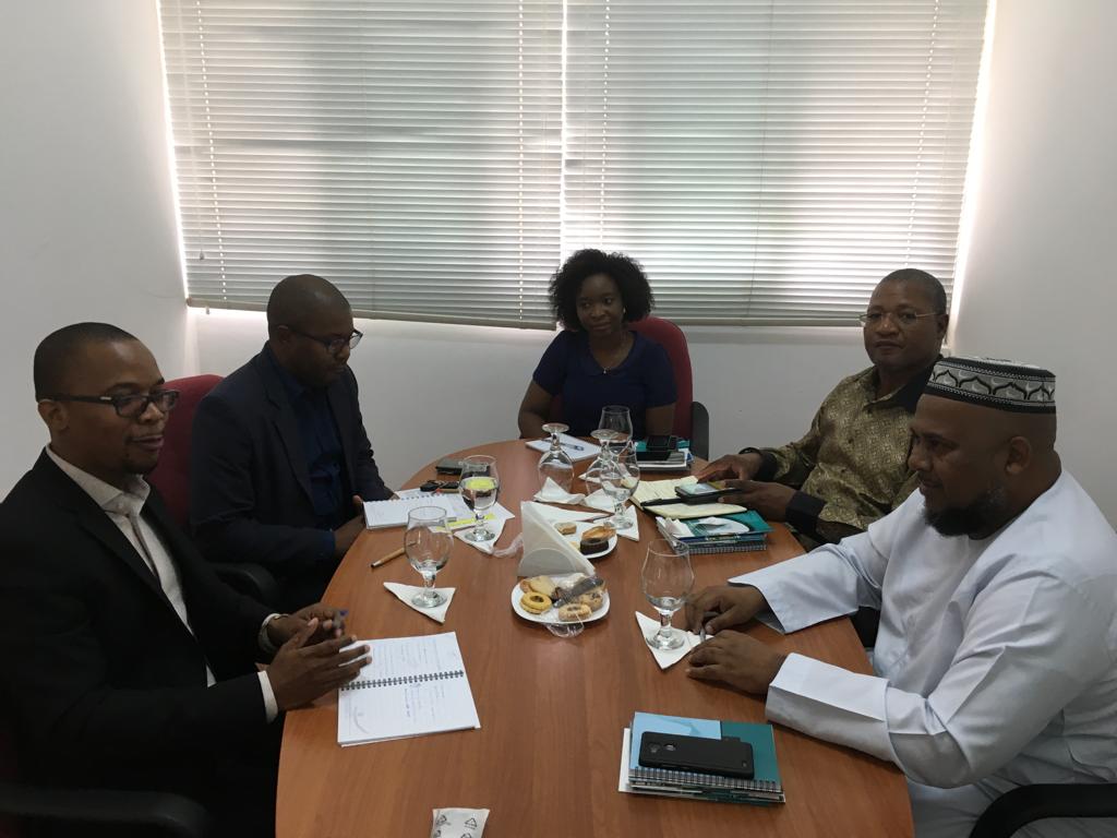 ImdPara's tweet photo. “Observadores eleitorais devem trabalhar em coordenação” - Abdul Carimo Sau, Presidente da CNE, durante a visita realizada ao IMD esta semana.
Mais detalhes em: https://t.co/palwdl54AG https://t.co/xYuS8L6D22