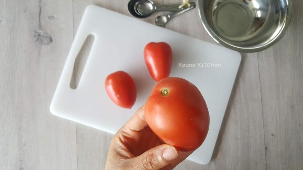 KaunaKitchen's tweet photo. HOW TO DESEED TOMATOES – 3 WAYS https://t.co/76cmnrqQyT https://t.co/HAf60MsGzY