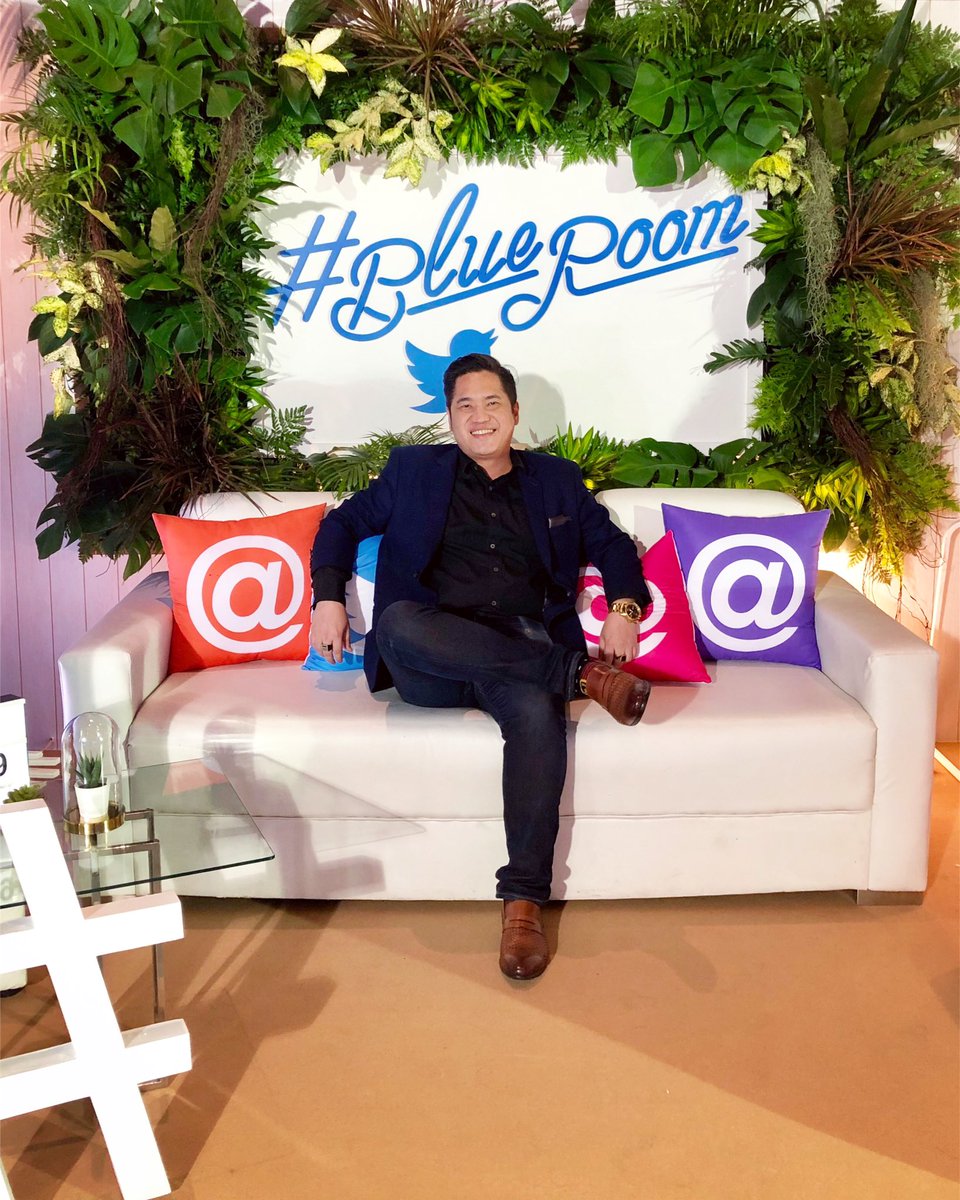 Goh42's tweet photo. Happy to finally see 1st #BlueRoom in Thailand like other world class events where celebrities stop by for fun photos and tweet it right away! Great job #TwitterTH !
#TwitterGeek 🐦💙😆
#ThailandZocialAwards2019 https://t.co/hVGFfddd24