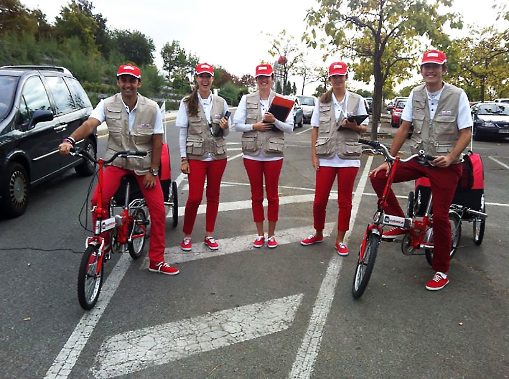 JJproProduccion's tweet image. Para Royal Canin, realizamos una acción de street marketing con azafat@s, recogimos datos de dueños de perros durante dos días, en parques de Madrid,  con regalo incluido. Personalizamos tanto el uniforme como las bicicletas. Más acciones en: jjpro.es #jjpro