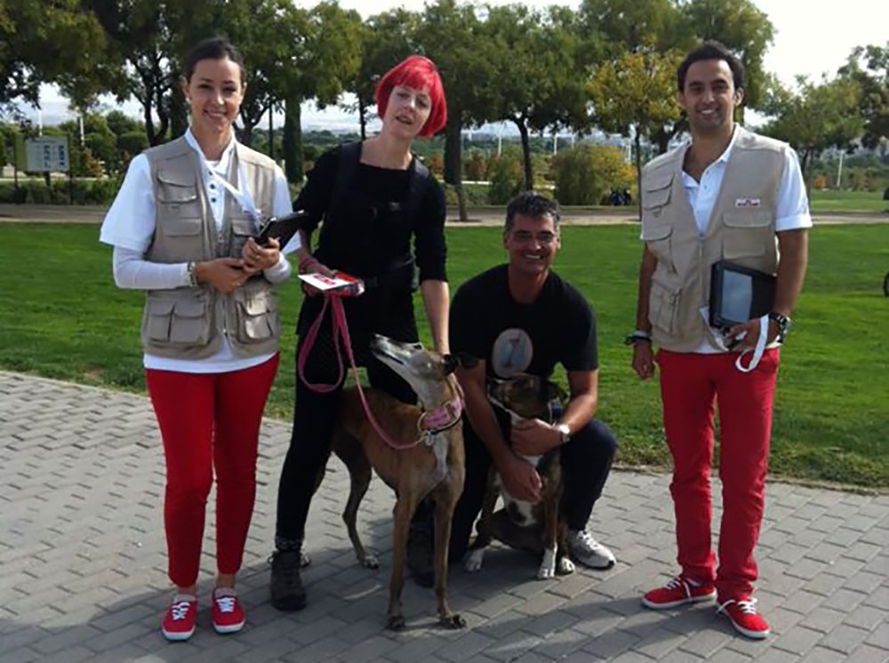 JJproProduccion's tweet image. Para Royal Canin, realizamos una acción de street marketing con azafat@s, recogimos datos de dueños de perros durante dos días, en parques de Madrid,  con regalo incluido. Personalizamos tanto el uniforme como las bicicletas. Más acciones en: jjpro.es #jjpro