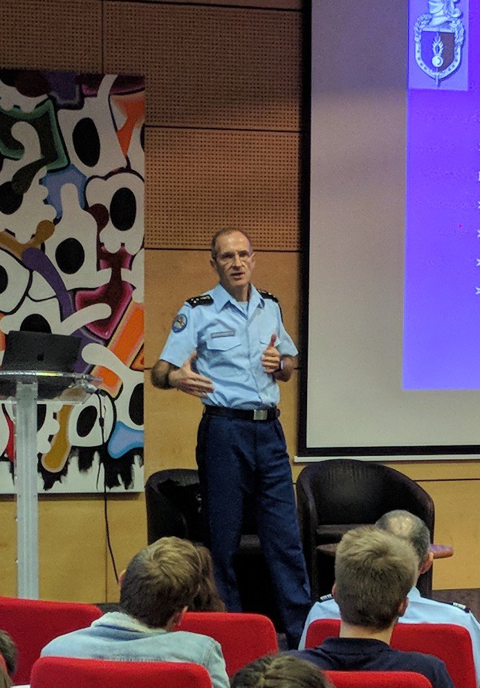 GuillaumeLaurie's tweet photo. Présentation de la M.R.T (méthode de raisonnement tactique) de la @Gendarmerie basée sur le QQOQCP par le Général PIDOUX pour démarrer cette "Nuit de la Krise" à @kedgebsMRS
#crise #NDLK https://t.co/ncJz7yvf8A