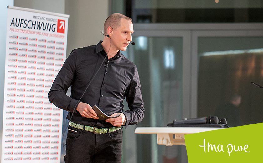 tmapure's tweet photo. Jede Menge Gründer, Start-ups und Netzwerkpartner – und wir mittendrin! Die AUFSCHWUNG-Messe hat richtig Spaß gemacht, Toms Vortrag hat rund 100 Zuhörer angelockt. Danke für das große Interesse!
#speaker #keynotespeaker #marketingtips https://t.co/6l81QCVI3l