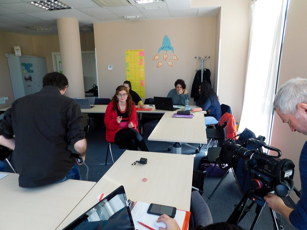 LanzaderaAH's tweet photo. Hoy hemos tenido la oportunidad de ser part��cipes del #proyecto #audiovisual 🎥del @EU_Social sobre el concepto @Lanzaderas_EES 
Mostrando nuestro método de trabajo, bajo el guión de @davidmmesa, Robin y Fabrice

Más...en nuestro blog👇🏼
https://t.co/hWwfx6zEJn https://t.co/pjUlGpY2U9