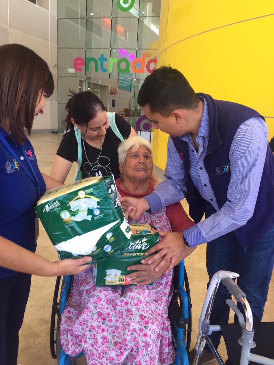 DIFDGOLAGUNA's tweet photo. Hoy tuvimos entrega de sillas de ruedas, muletas, andaderas, pañales  para adulto, un aparato para medir la glucosa y cunas, respondiendo a las solicitudes que la ciudadanía nos ha hecho llegar. https://t.co/whS1eXUv30