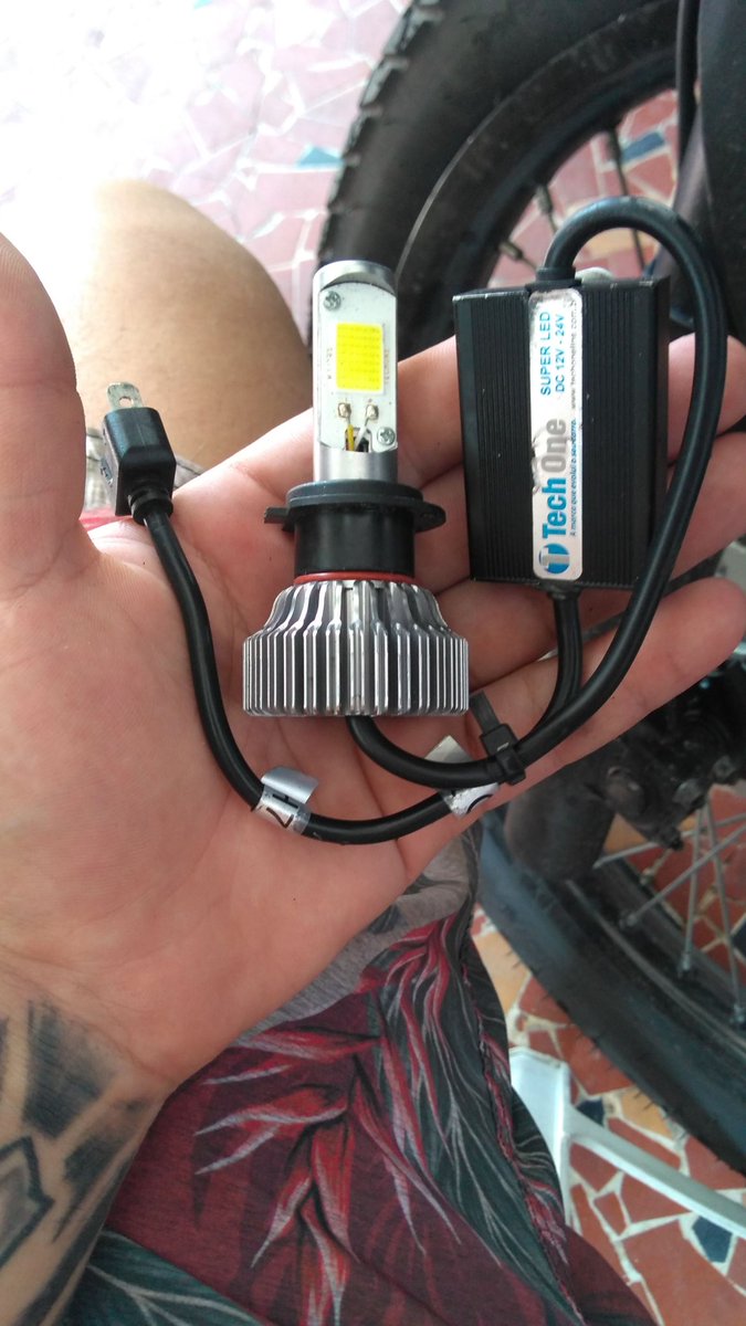 Vanograu's tweet photo. VENDO...SÓ CHAMAR NO PV
Faróis de milha (para qualquer moto) 
Lâmpada super LED https://t.co/wCDsWGEKVg