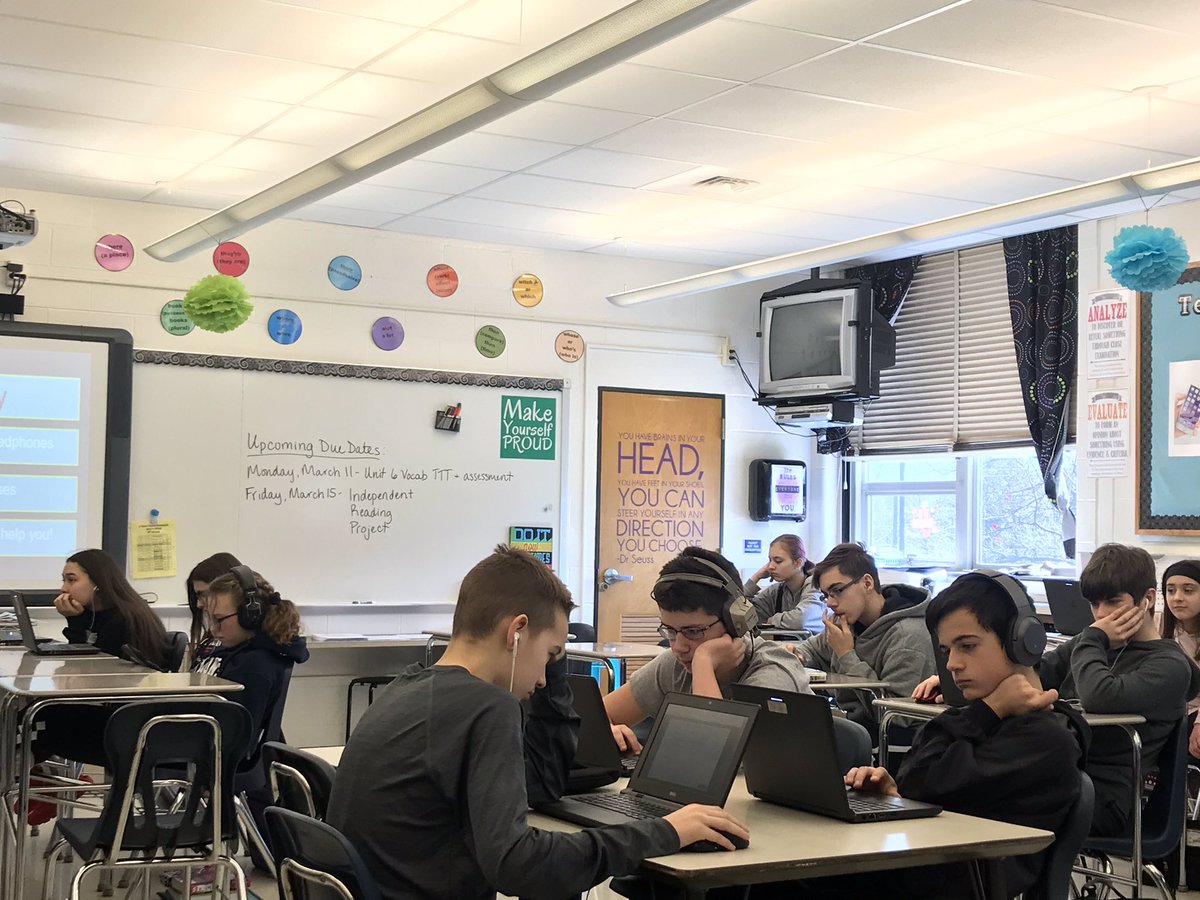 MsYoungEMS's tweet photo. 8th graders fine-tuning their grammar skills using @khanacademy. #personalizedlearning #MeetThemWhereTheyreAt #DLDay #DLDayEphrata https://t.co/8ywx8opSqE