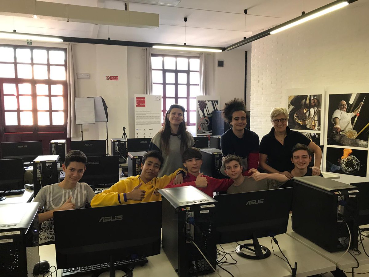 ISSAbateZanetti's tweet photo. Gli allievi della classe 1A durante la lezione di tecnologie informatiche
#lamiascuolaèdifferente #abatecrew https://t.co/gdvl9oOGhc